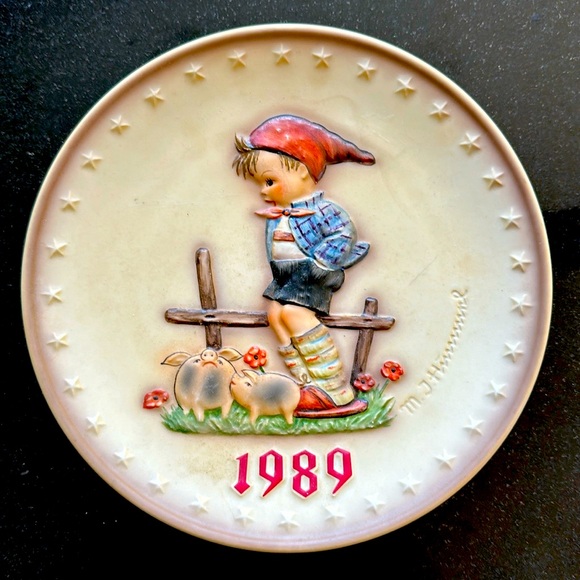 9 Pc. Hummel Collection Plate Bundle - Picture 3 of 16